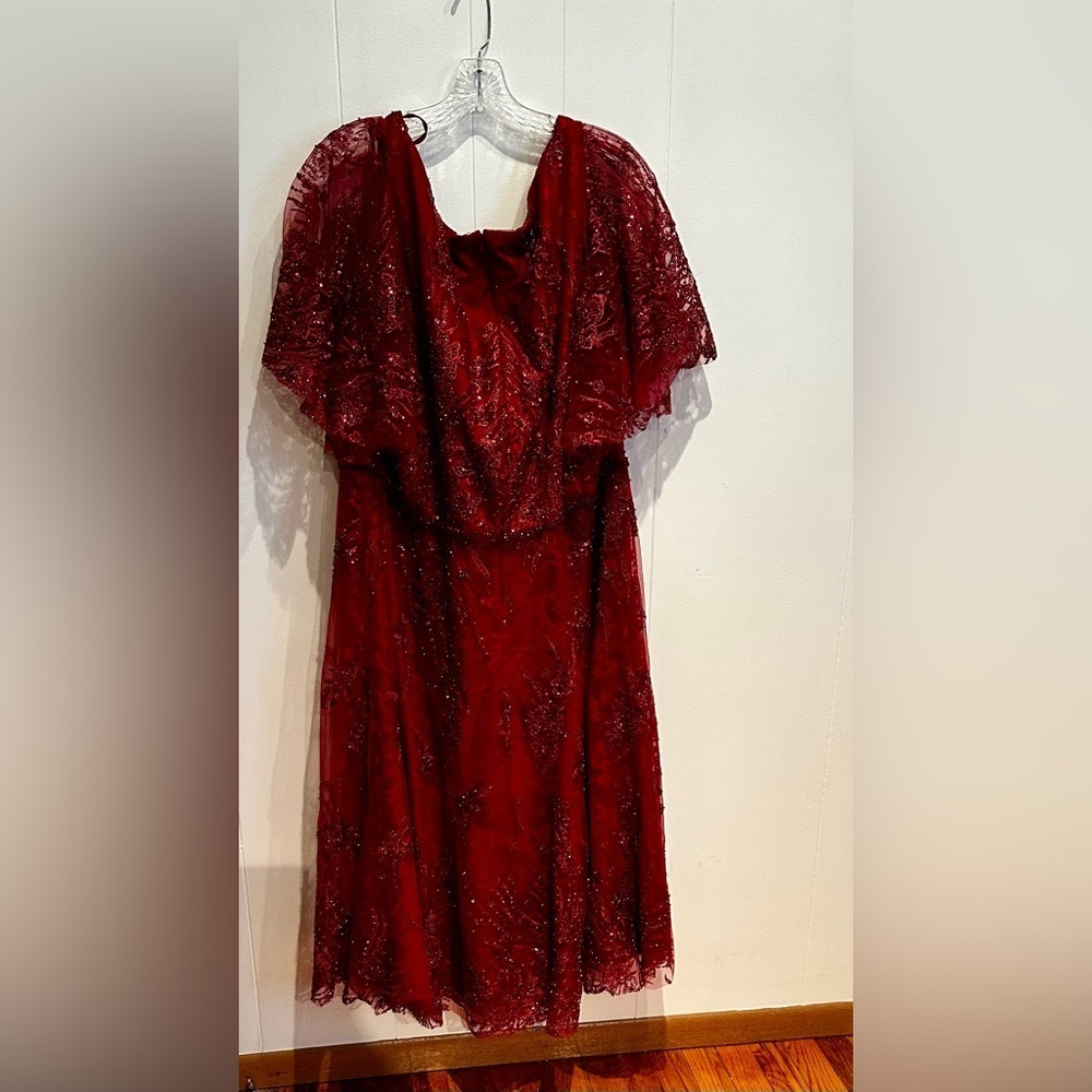 Mac Duggal Fabulouss Plus 20W Burgundy Lace Embroidered Butterfly Sleeve Dress - Picture 6 of 8